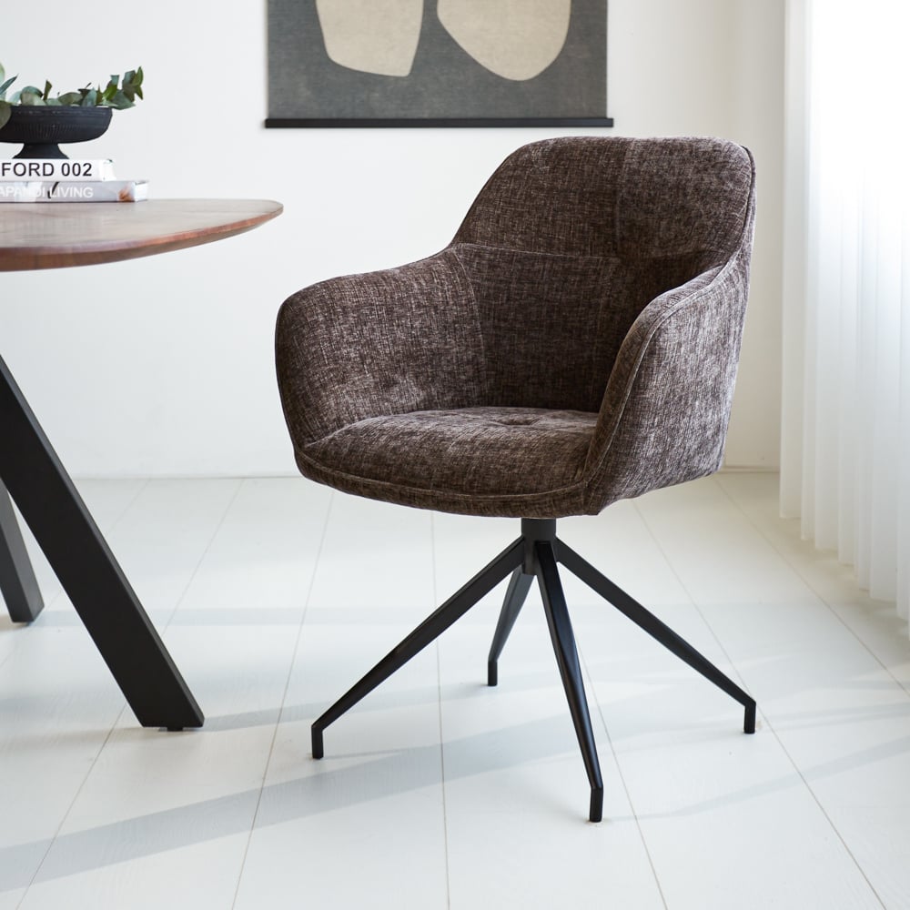 Esszimmerstuhl Camiel Dimehouse Braun LxBxH 62x61x54 Stoff Stimmungsvolles Foto diagonal von vorne
