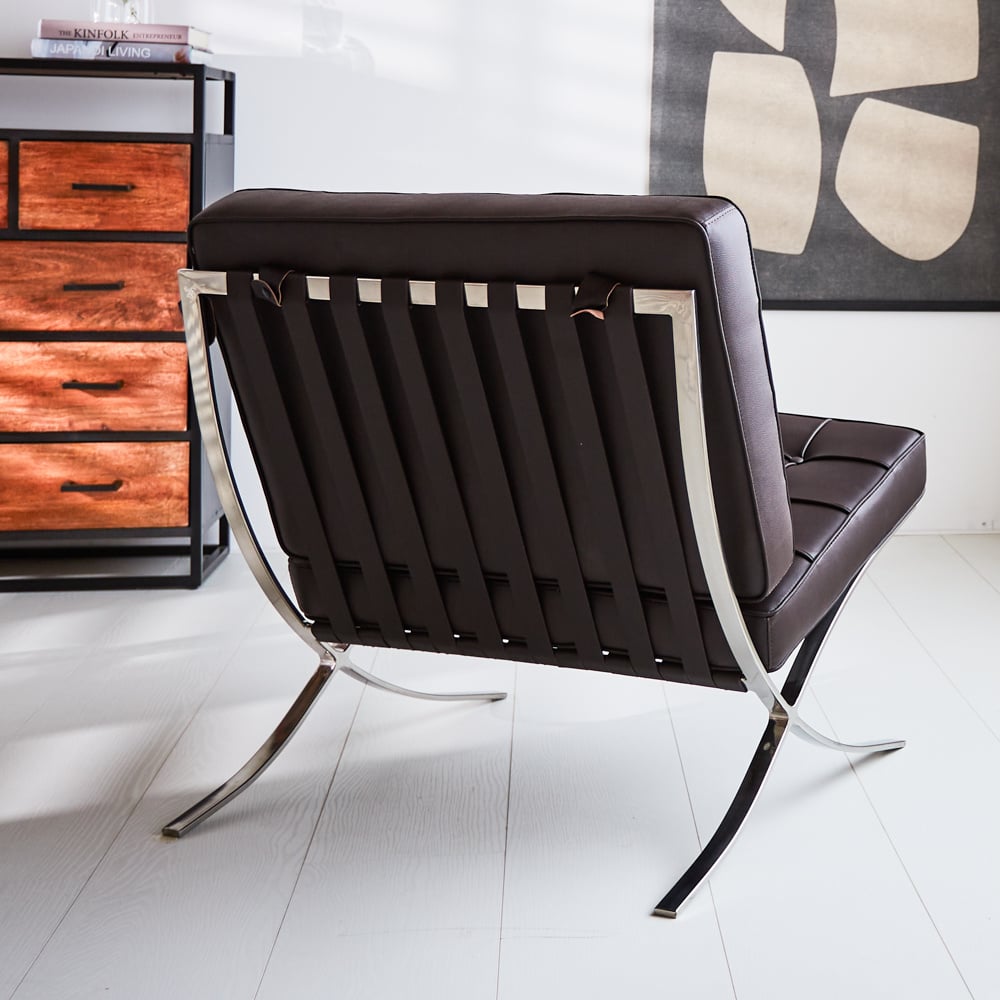 Sessel-Expo Dimehouse Braun LxBxH 80x78x78 Rindsleder Stimmungsvolles Foto schräge Rückansicht