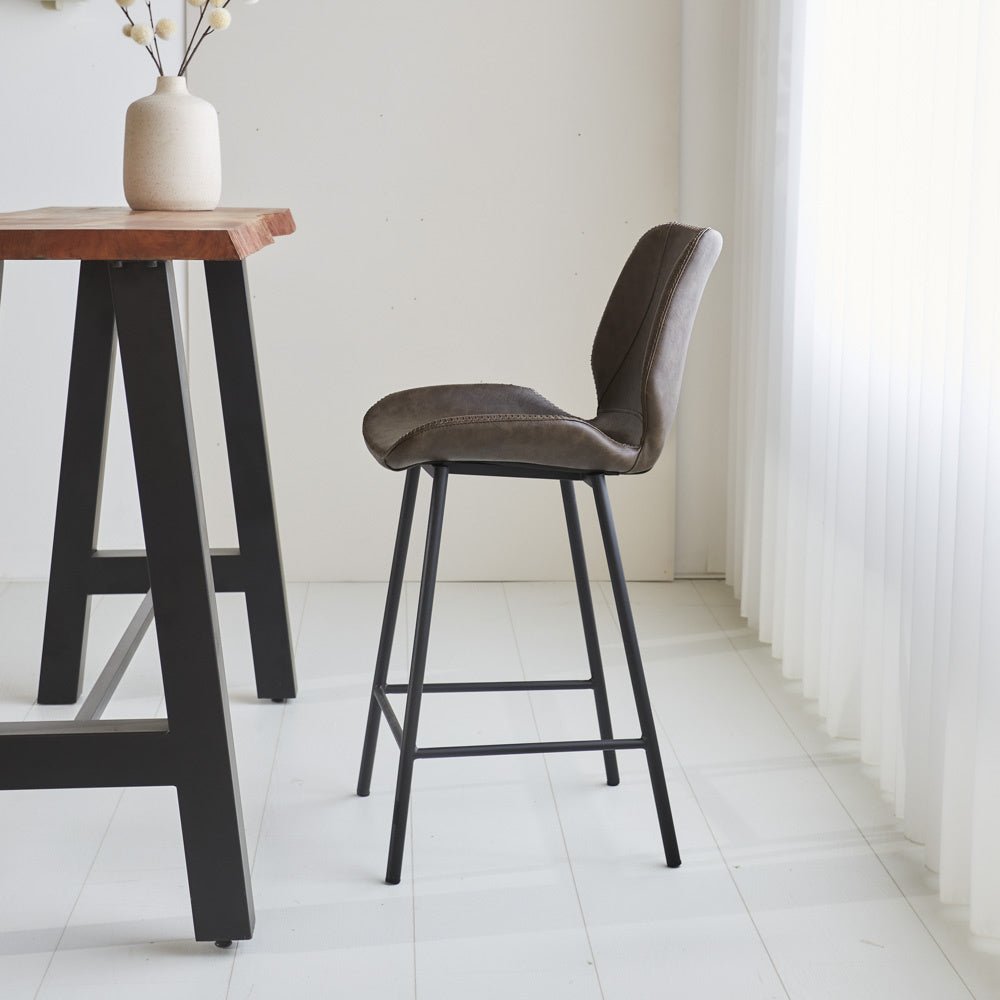 Barhocker Schönes Kunstleder Dimehouse Taupe LxBxH 84x54x52 Kunstleder Stimmungsvolle Foto-Seitenansicht