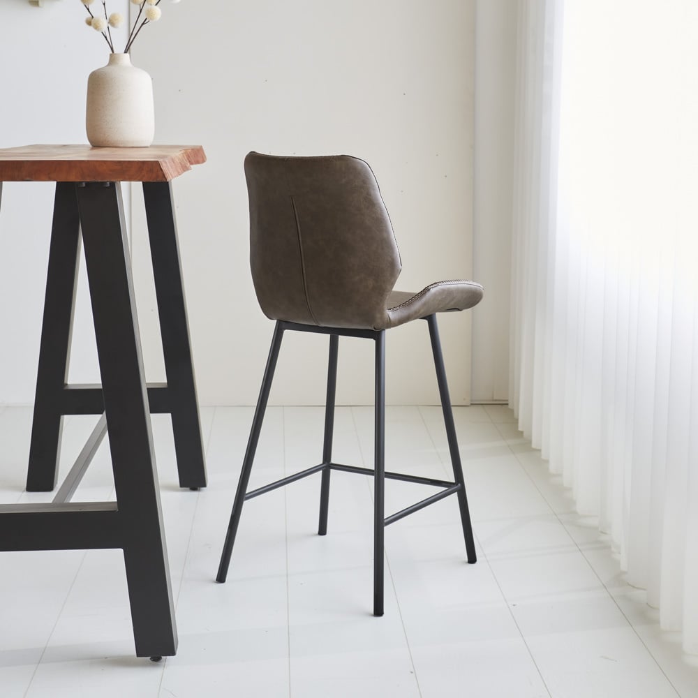 Barhocker Schönes Kunstleder Dimehouse Taupe LxBxH 84x54x52 Kunstleder Stimmungsvolle Fotodiagonale Rückansicht