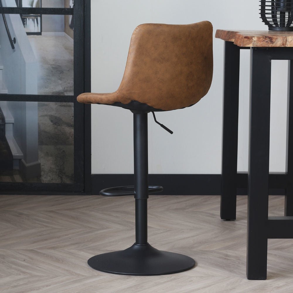 Barhocker Boran Dimehouse Cognac LxBxH 55x54x53 Öko-Leder Stimmungsvolles Foto diagonale Rückansicht