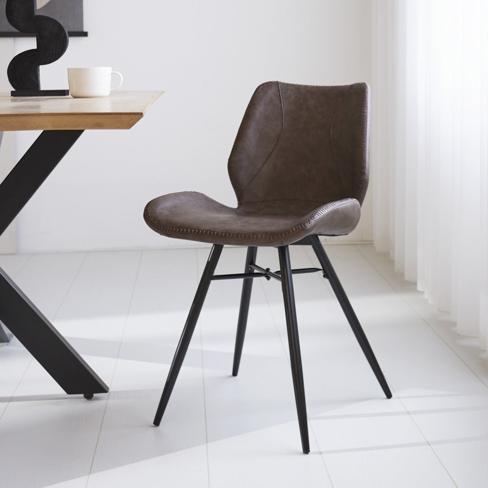 Esszimmerstuhl Schönes Kunstleder Dimehouse Taupe LxBxH 72x68x50 Kunstleder Stimmungsvolles Foto schräge Vorderansicht