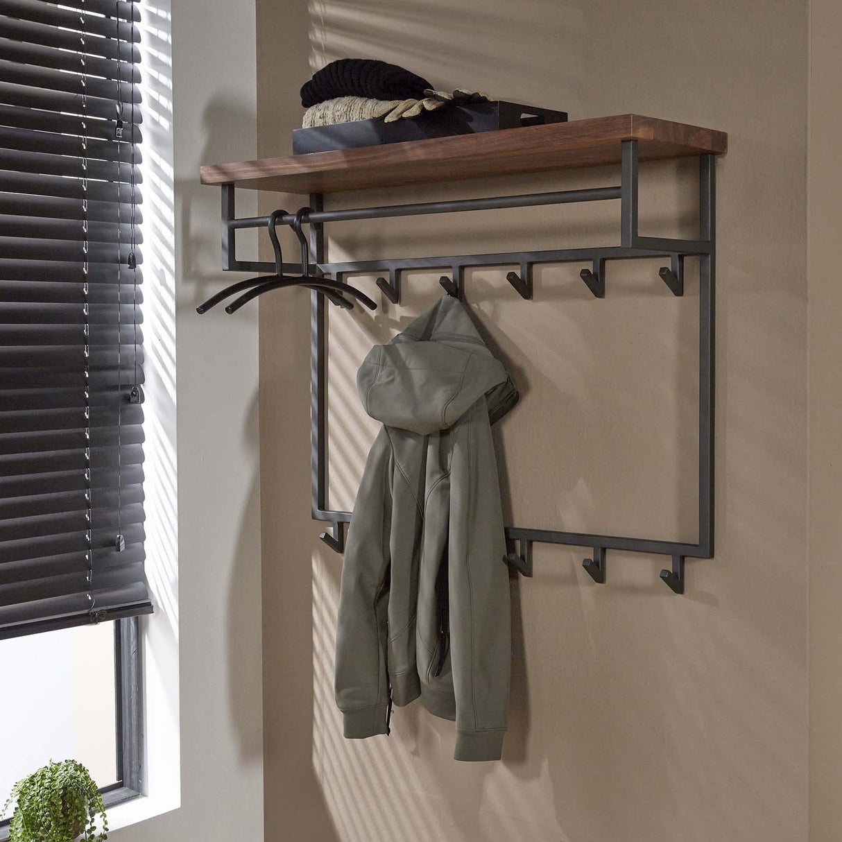 Garderobe Daya DH Interior Saja LxBxH 106x87x37 Saja Holz Stimmungsvolles Foto diagonale Vorderansicht
