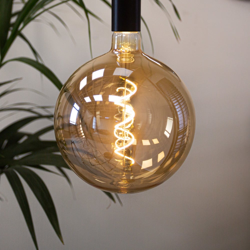 Lichtquelle LED-Filamentkugel Ø 20 5W 2100K Dimehouse Bernsteinfarbenes LxBxH 30x30x15 Glas Stimmungsvolles Foto, diagonale Vorderansicht