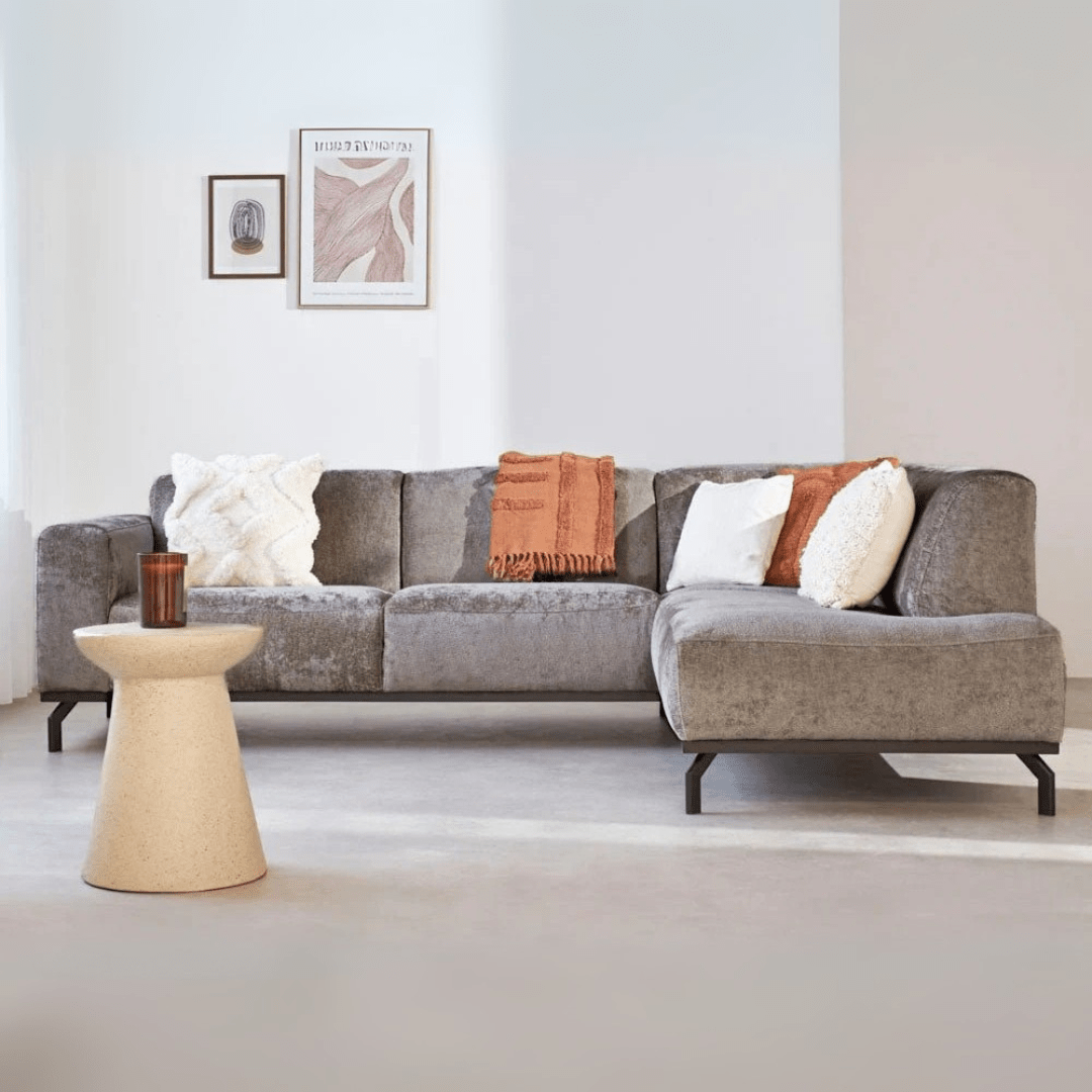 Ecksofa Chloe aus Samt in Taupe mit hohen Füßen – rechts