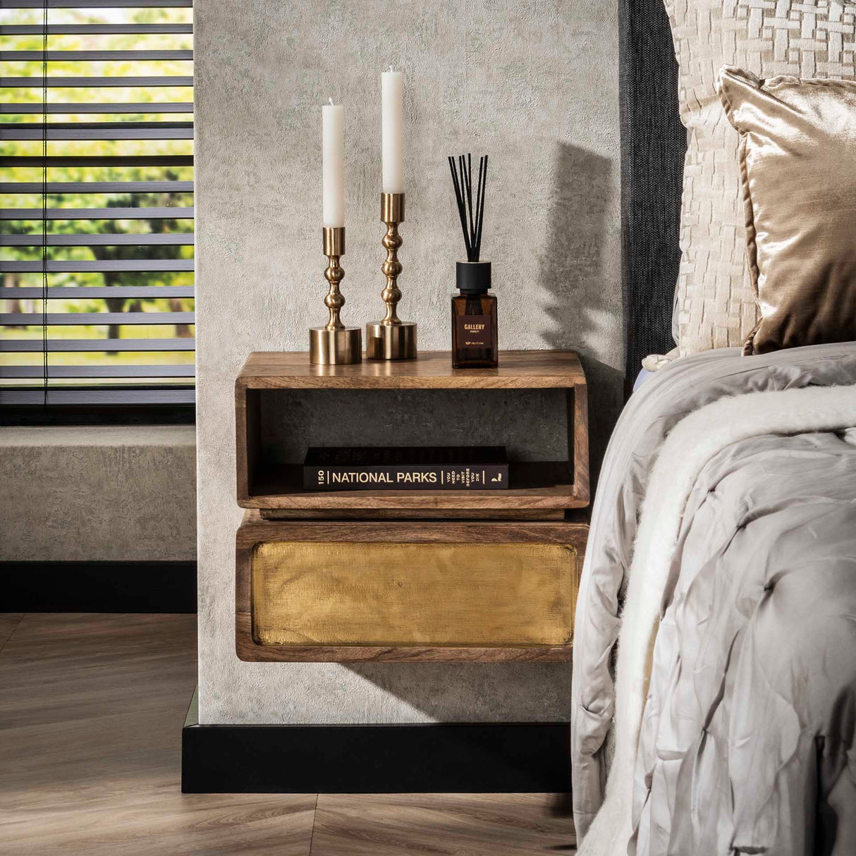 Solano Nachttisch 1 Schublade Mangoholz Sand mit Messingknopf 