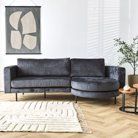 Sofa Bella Dimehouse Anthrazit LxBxH 138x98x55 Stoff Stimmungsvolle Fotofrontansicht
