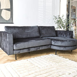 Sofa Bella Dimehouse Anthrazit LxBxH 138x98x55 Stoff Stimmungsvolles Foto schräg von vorne