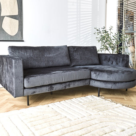 Sofa Bella Dimehouse Anthrazit LxBxH 138x98x55 Stoff Stimmungsvolles Foto schräg von vorne