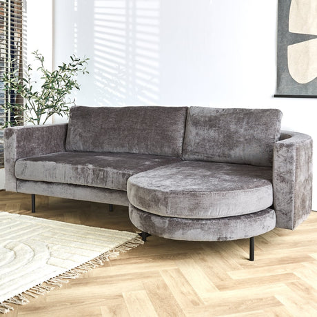 Sofa Bella Dimehouse Grau LxBxH 138x98x55 Stoff Stimmungsvolles Foto diagonal von vorne