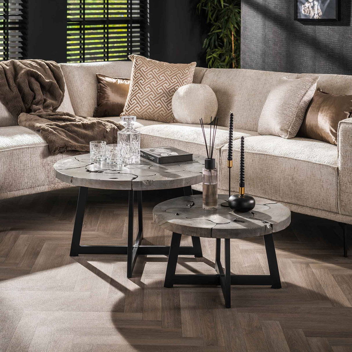 Rundes Couchtischset Mase aus Teakholz grau