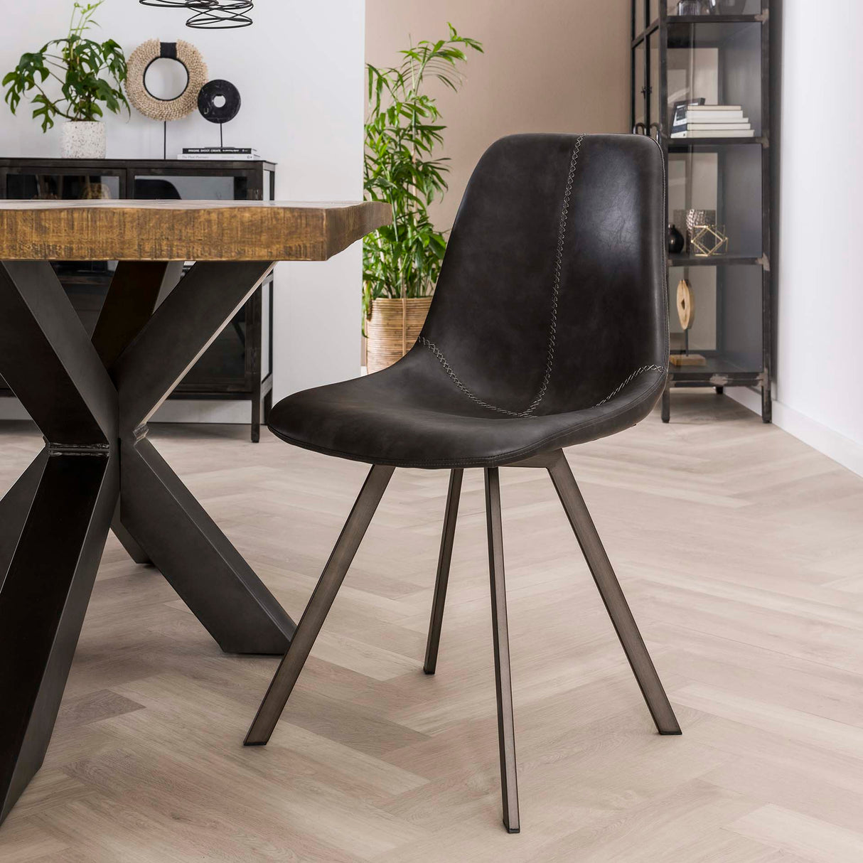 Eetkamerstoel Zwart Siena Saddle PU Kunstleer