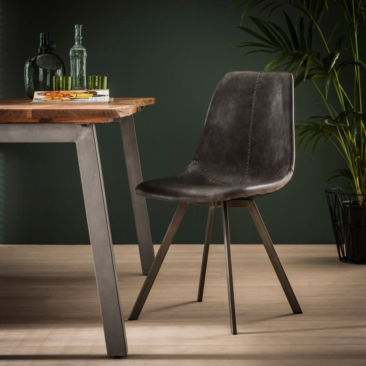 Eetkamerstoel Zwart Siena Saddle PU Kunstleer