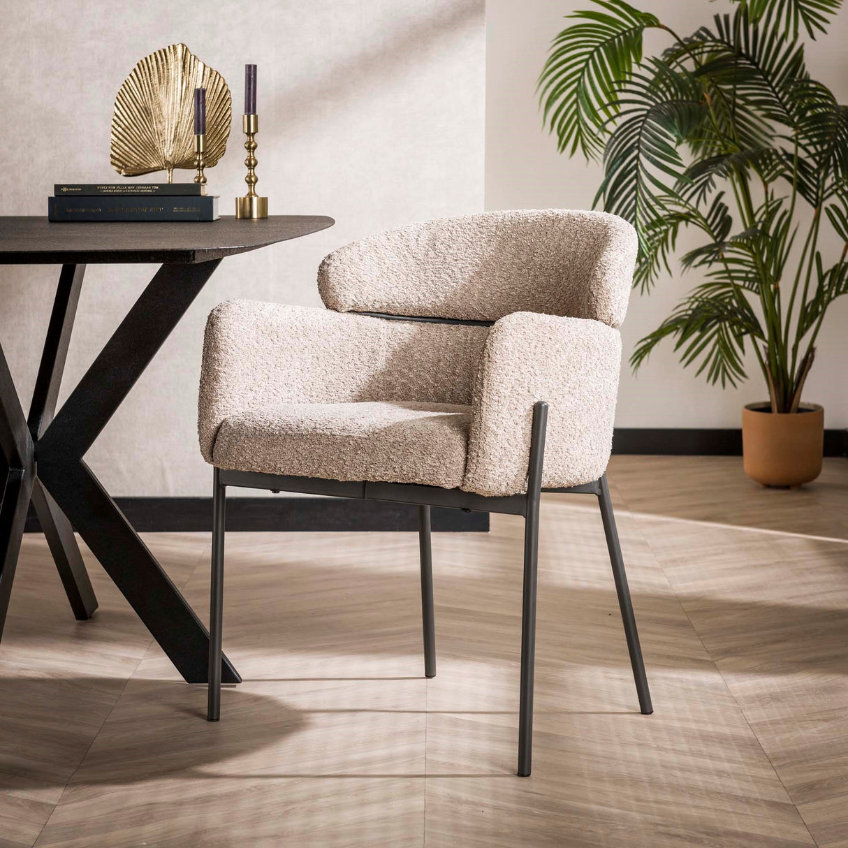 Esszimmerstuhl Lola Bouclé Stoff Beige mit rundem Rücken und Arm 