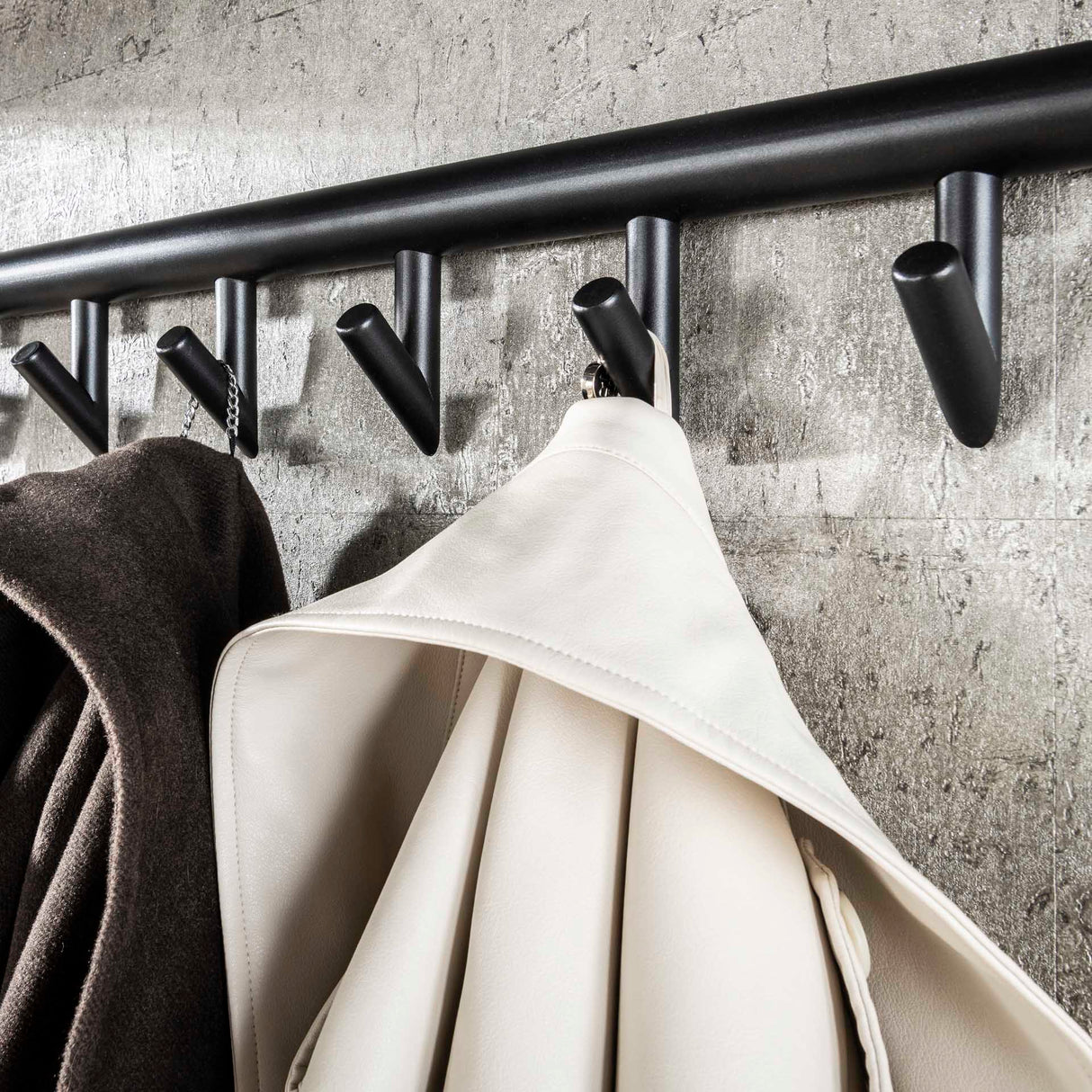 Kleiderständer Kimi 10-Haken Schwarz Keramik - Mit Stange und Hutablage 
