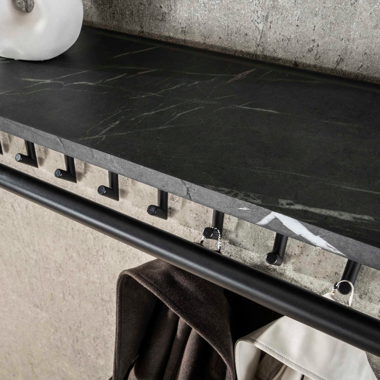 Kleiderständer Kimi 10-Haken Schwarz Keramik - Mit Stange und Hutablage 