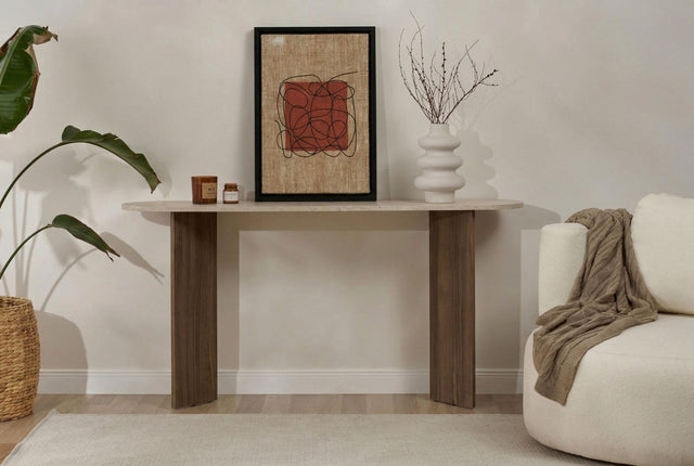 Moderner ovaler Beistelltisch mit einer Platte in Travertin-Optik und einem Walnuss-Melamin-Untergestell. Stilvolles minimalistisches Design.