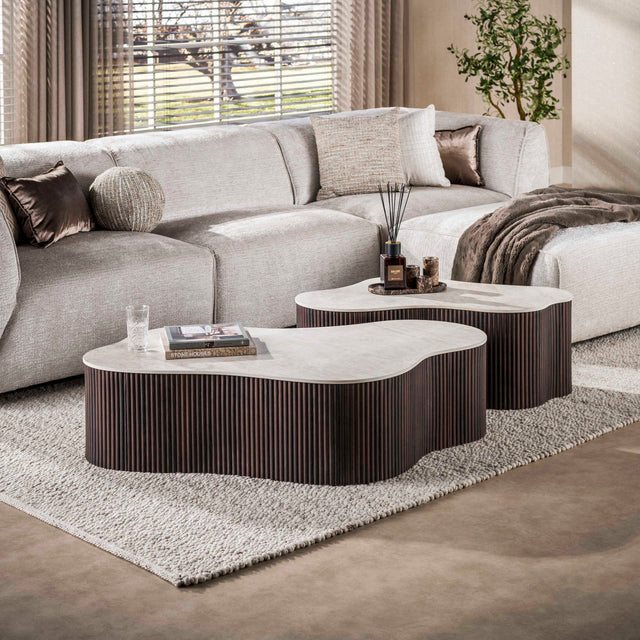Set aus 2 organischen Cruz Grand-Couchtischen mit Taj Mahal-Keramikplatten und dunkelbraunem, geripptem Untergestell.