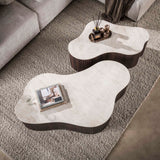 Set aus 2 organischen Cruz Grand-Couchtischen mit Taj Mahal-Keramikplatten und dunkelbraunem, geripptem Untergestell.