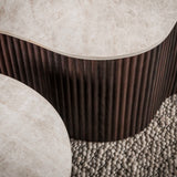 Set aus 2 organischen Cruz Grand-Couchtischen mit Taj Mahal-Keramikplatten und dunkelbraunem, geripptem Untergestell.