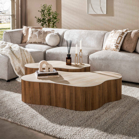 Set aus 2 organischen Cruz Grand-Couchtischen mit Travertin-Keramikplatten und geripptem Untergestell in Eichenholzoptik.