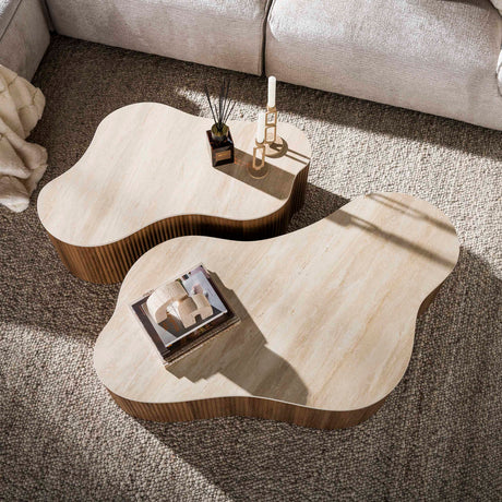 Set aus 2 organischen Cruz Grand-Couchtischen mit Travertin-Keramikplatten und geripptem Untergestell in Eichenholzoptik.