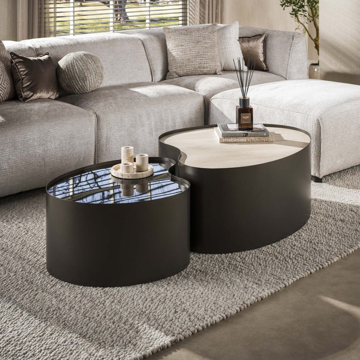 Set aus 2 Bio-Couchtischen Moony – Metallgestell & Keramik-Travertin-Optik und Glas