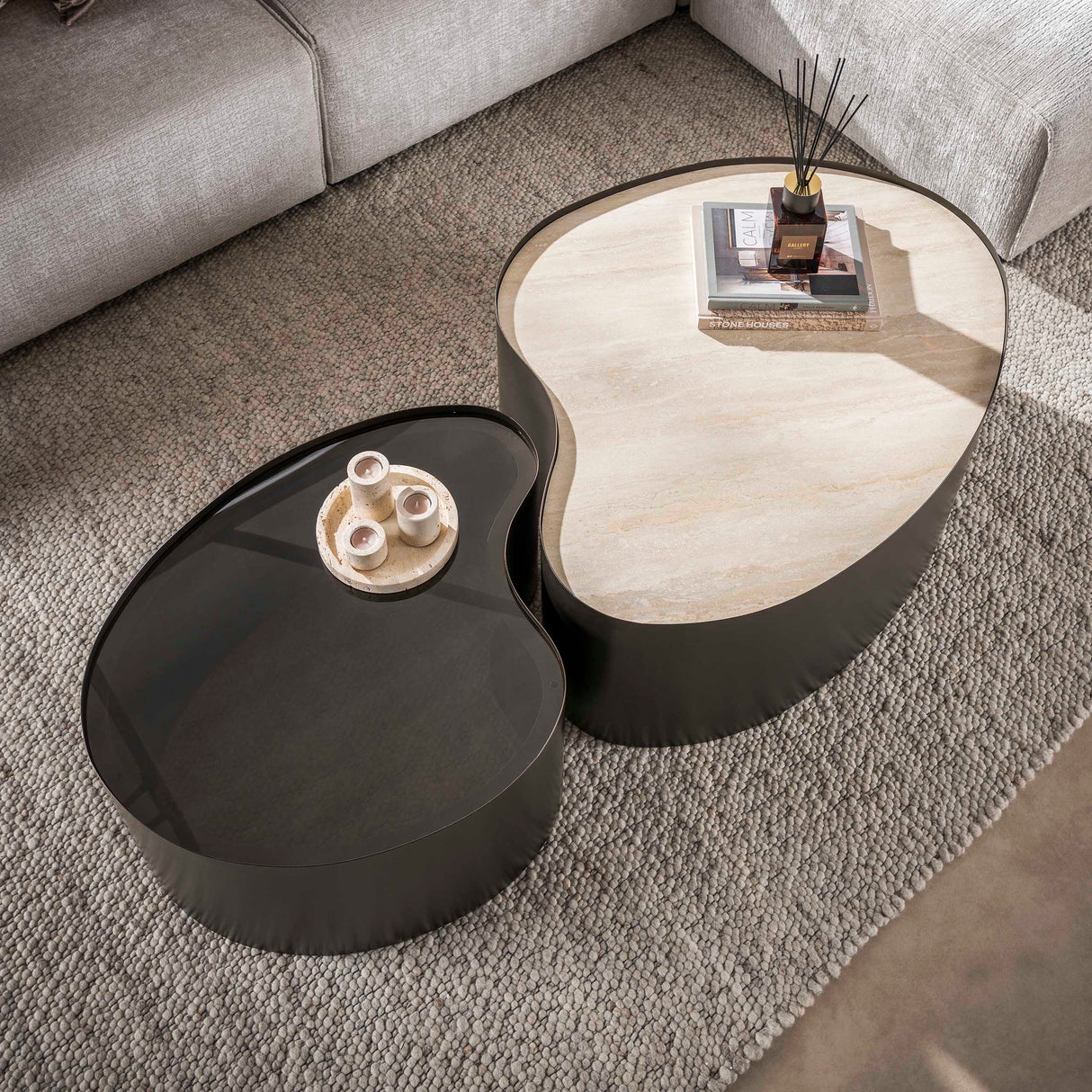 Set aus 2 Bio-Couchtischen Moony – Metallgestell & Keramik-Travertin-Optik und Glas