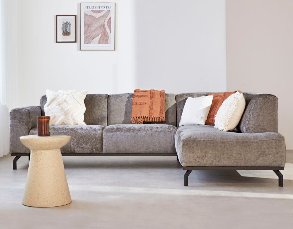 Ecksofa Chloe aus Samt in Taupe mit hohen Füßen – rechts