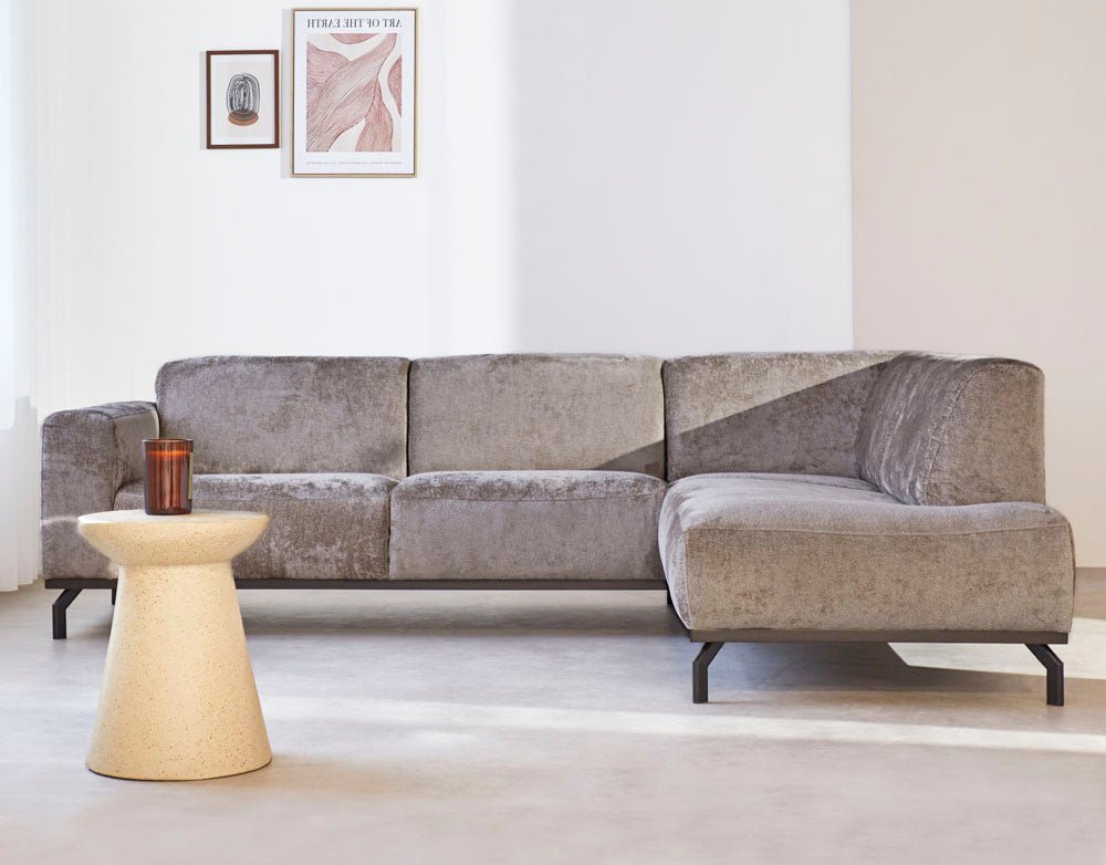 Ecksofa Chloe aus Samt in Taupe mit hohen Füßen – rechts