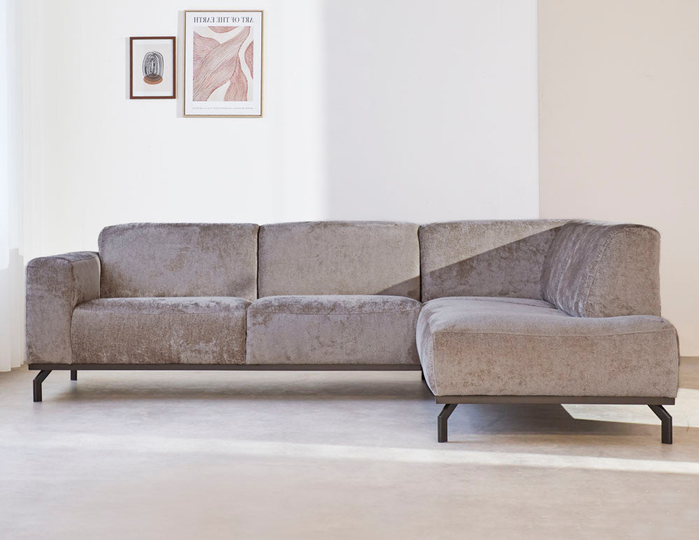 Ecksofa Chloe aus Samt in Taupe mit hohen Füßen – rechts