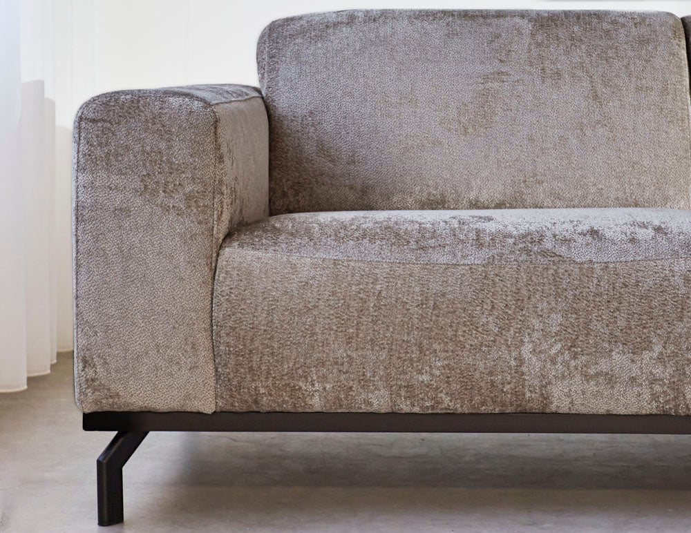 Ecksofa Chloe aus Samt in Taupe mit hohen Füßen – rechts