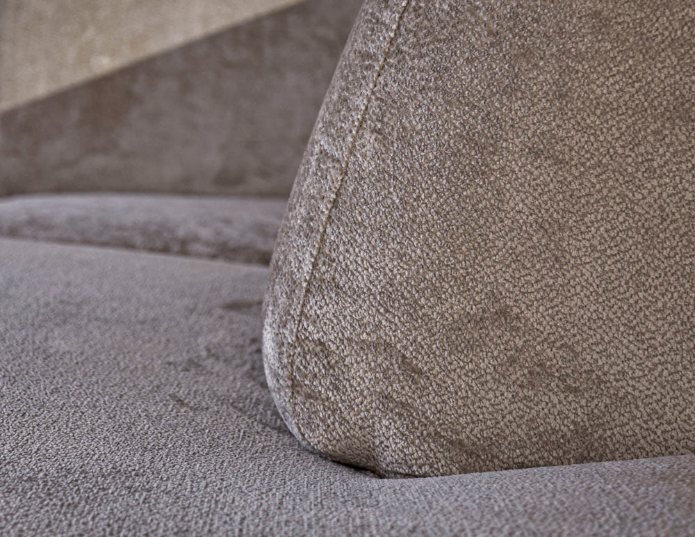 Ecksofa Chloe aus Samt in Taupe mit hohen Füßen – rechts