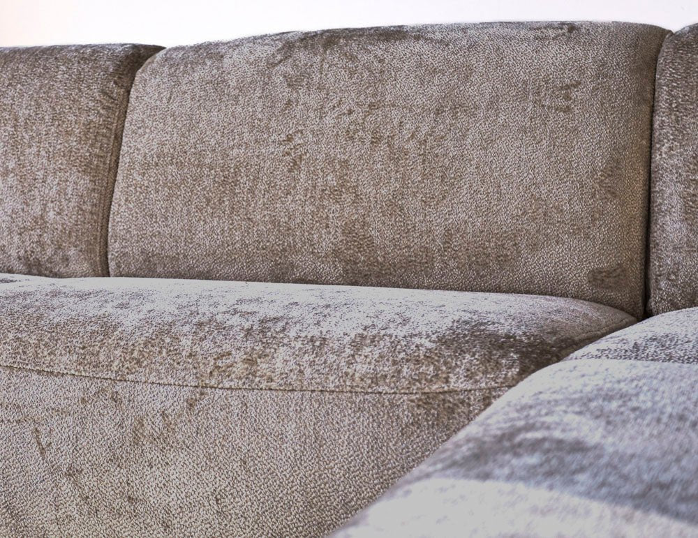 Ecksofa Chloe aus Samt in Taupe mit hohen Füßen – rechts