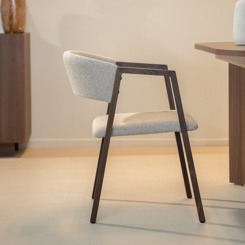 Eetkamerstoelen-Japandi eetkamerstoel zandkleur bouclé Kyo - walnoot frame - met armleuning-Dimehouse