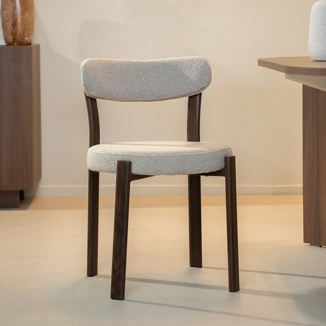 Esszimmerstühle-Esszimmerstuhl Bouclé Sandfarbe Aiko – Rahmen in Walnussoptik – Japandi-Dimehouse