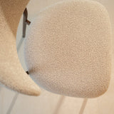 Esszimmerstühle-Esszimmerstuhl Bouclé Sandfarbe Uma – Rahmen in Walnussoptik – Japandi-Dimehouse