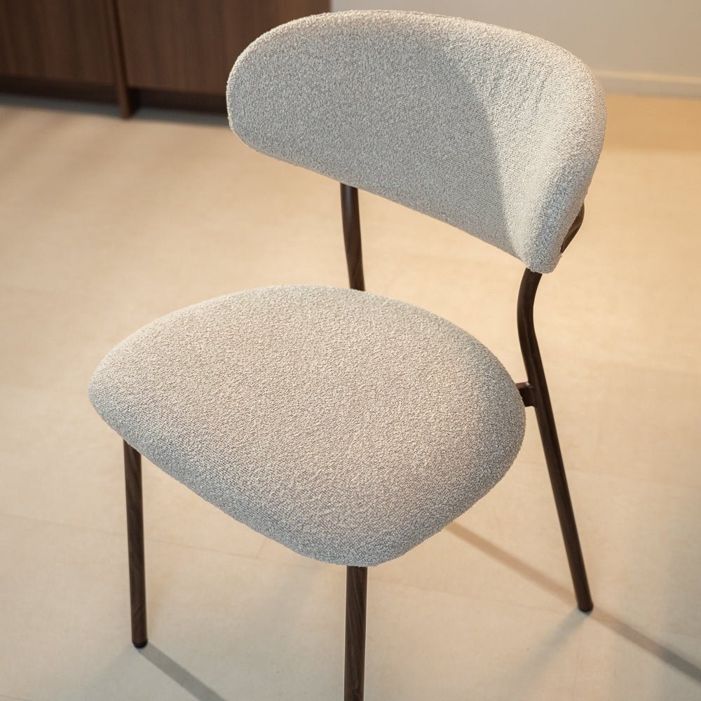Esszimmerstühle-Esszimmerstuhl Bouclé Sandfarbe Uma – Rahmen in Walnussoptik – Japandi-Dimehouse
