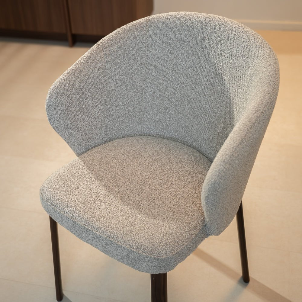 Esszimmerstühle-Esszimmerstuhl Bouclé Sandfarbe Taro – Rahmen in Walnussoptik – Japandi-Dimehouse