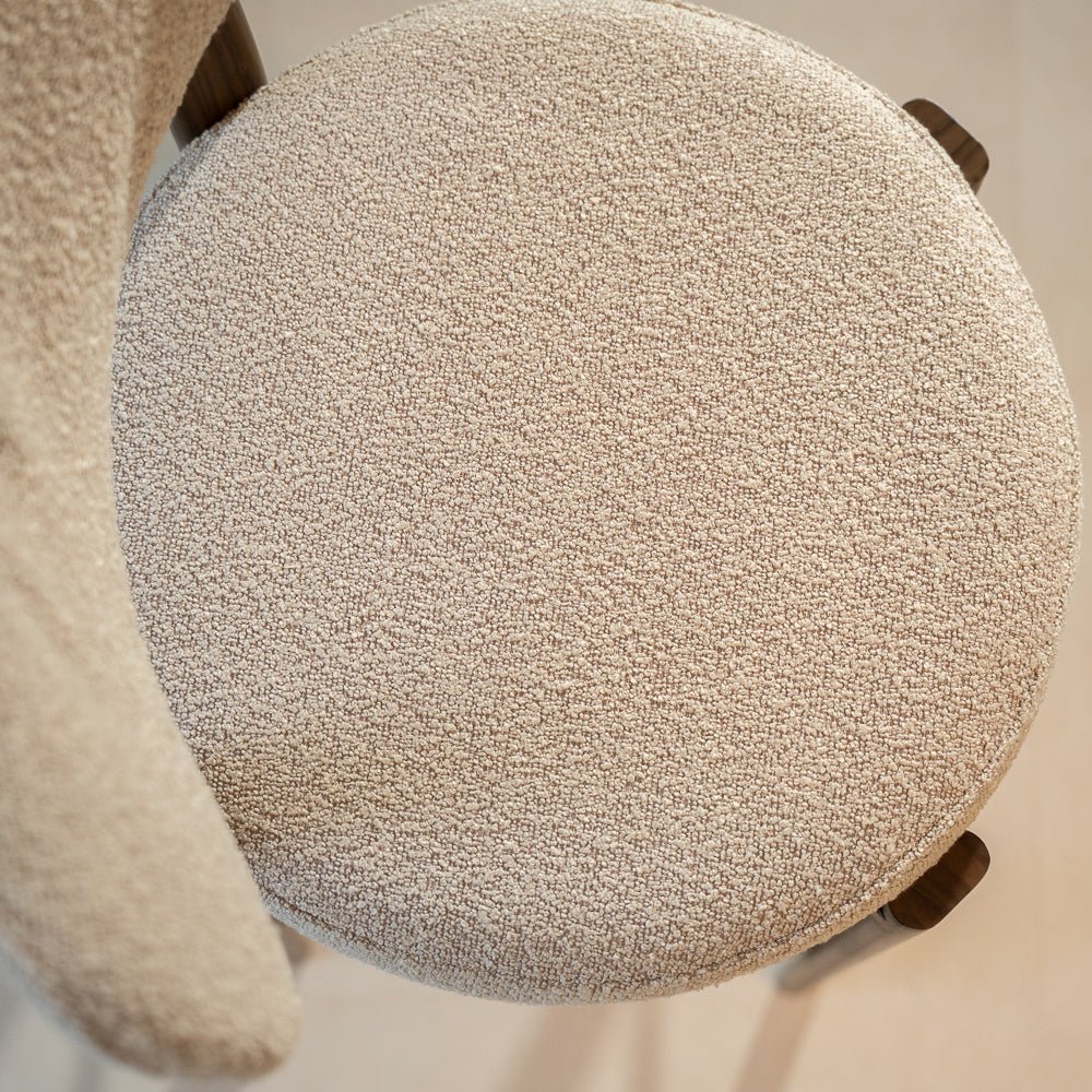 Barhocker-Barstuhl Bouclé Sandfarbe Aiko – Rahmen in Walnussoptik – Japandi-Dimehouse