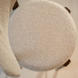 Barhocker-Barstuhl Bouclé Sandfarbe Aiko – Rahmen in Walnussoptik – Japandi-Dimehouse