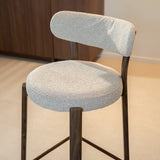 Barhocker-Barstuhl Bouclé Sandfarbe Aiko – Rahmen in Walnussoptik – Japandi-Dimehouse