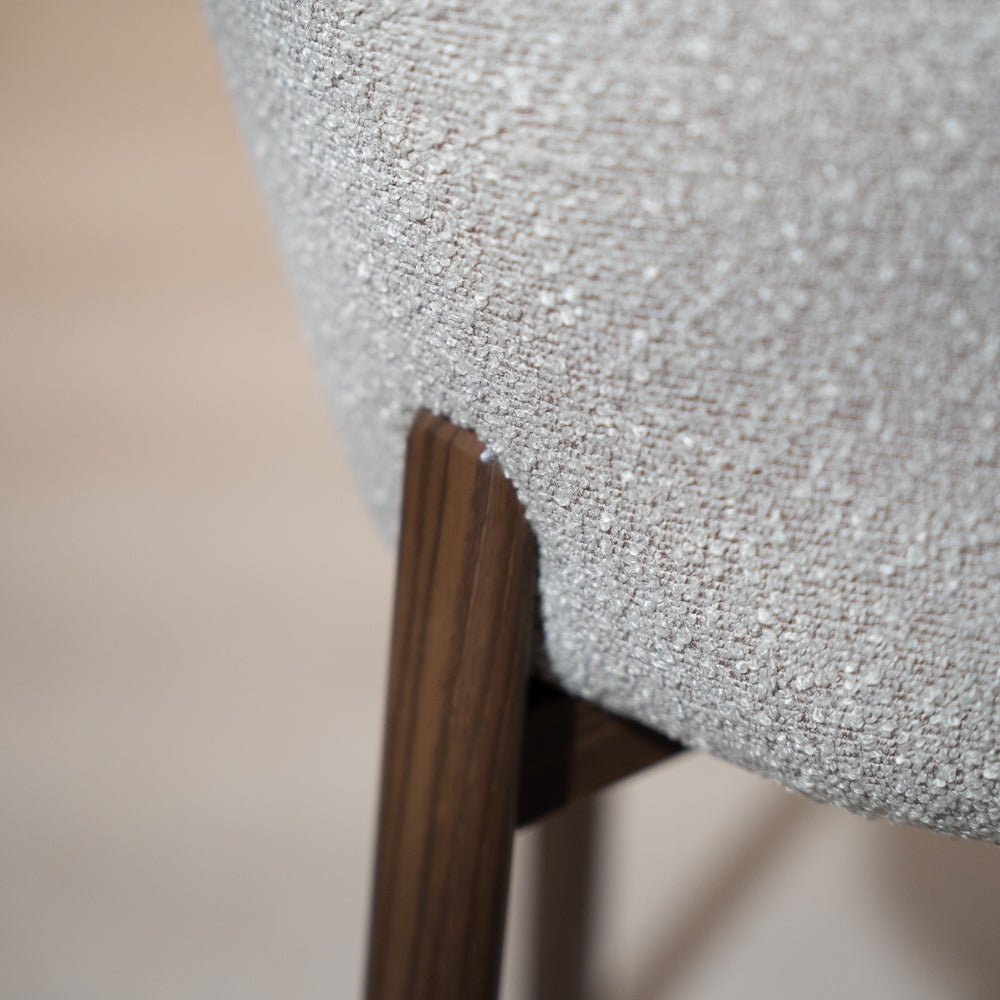 Esszimmerstühle-Esszimmerstuhl Bouclé Sandfarbe Taro – Rahmen in Walnussoptik – Japandi-Dimehouse