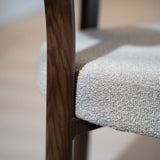 Esszimmerstühle-Esszimmerstuhl Bouclé Sandfarbe Aiko – Rahmen in Walnussoptik – Japandi-Dimehouse