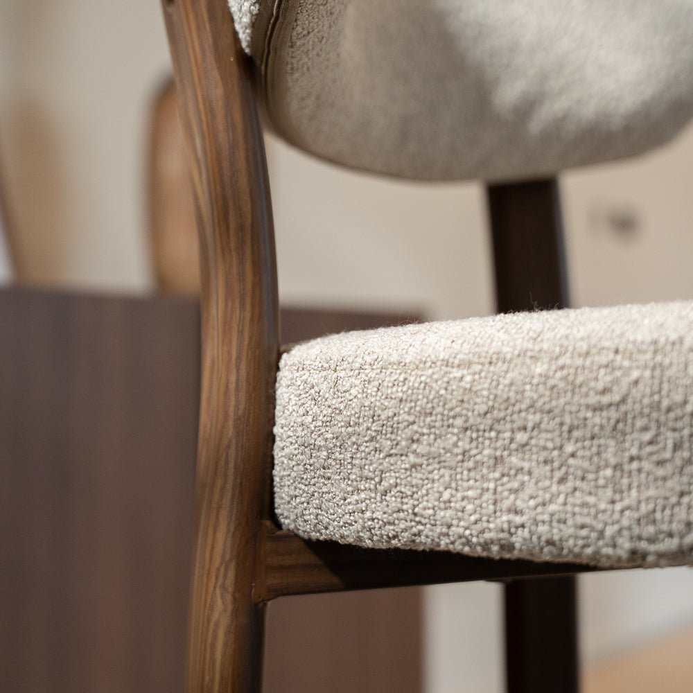 Barhocker-Barstuhl Bouclé Sandfarbe Aiko – Rahmen in Walnussoptik – Japandi-Dimehouse