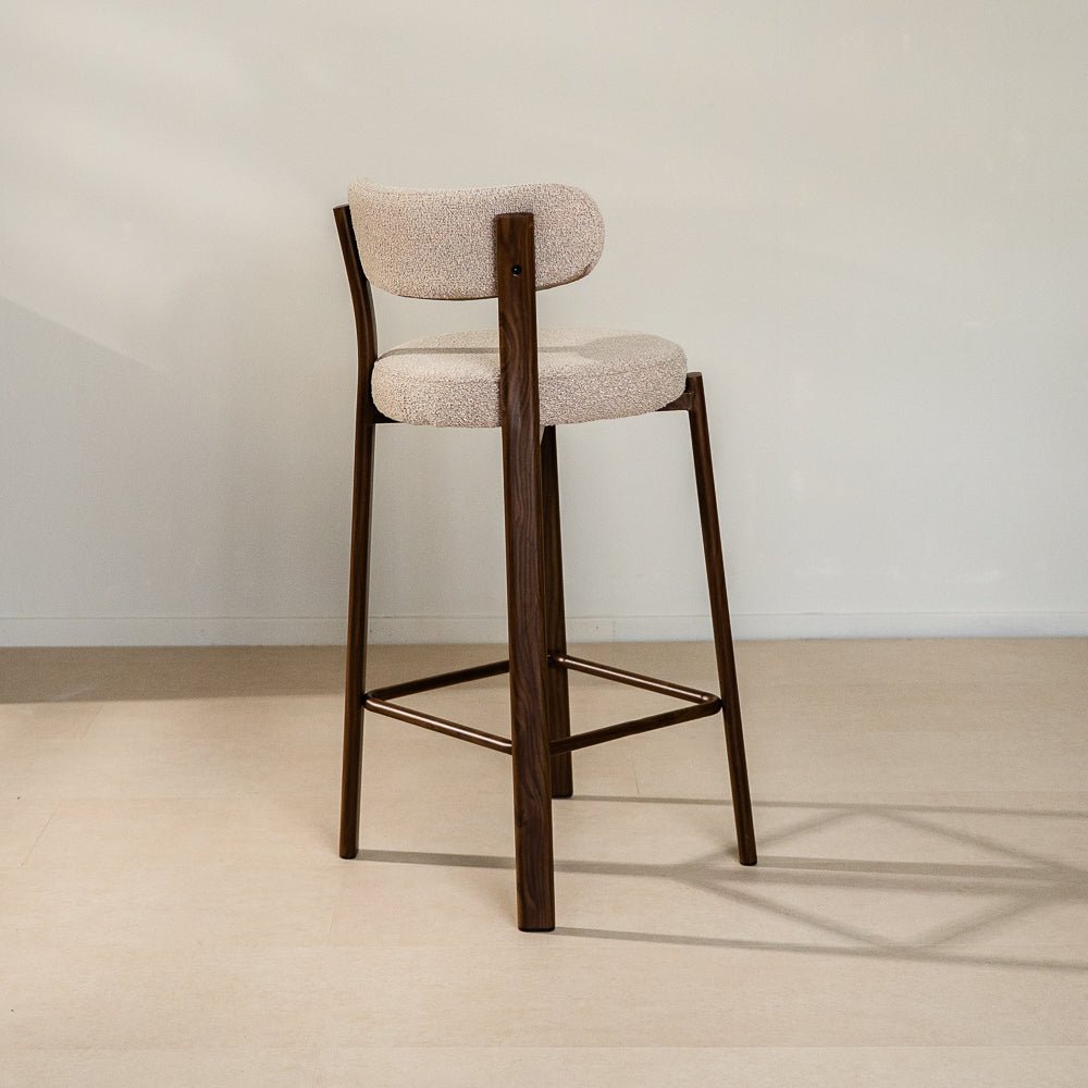 Barhocker-Barstuhl Bouclé Sandfarbe Aiko – Rahmen in Walnussoptik – Japandi-Dimehouse