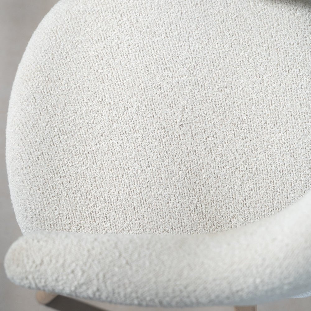 Esszimmerstühle-Japandi Esszimmerstuhl Beige Bouclé Suki - Rahmen in Eichenoptik - Mit Armlehne -Dimehouse
