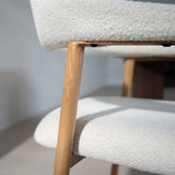 Esszimmerstühle-Japandi Esszimmerstuhl Beige Bouclé Suki - Rahmen in Eichenoptik - Mit Armlehne -Dimehouse