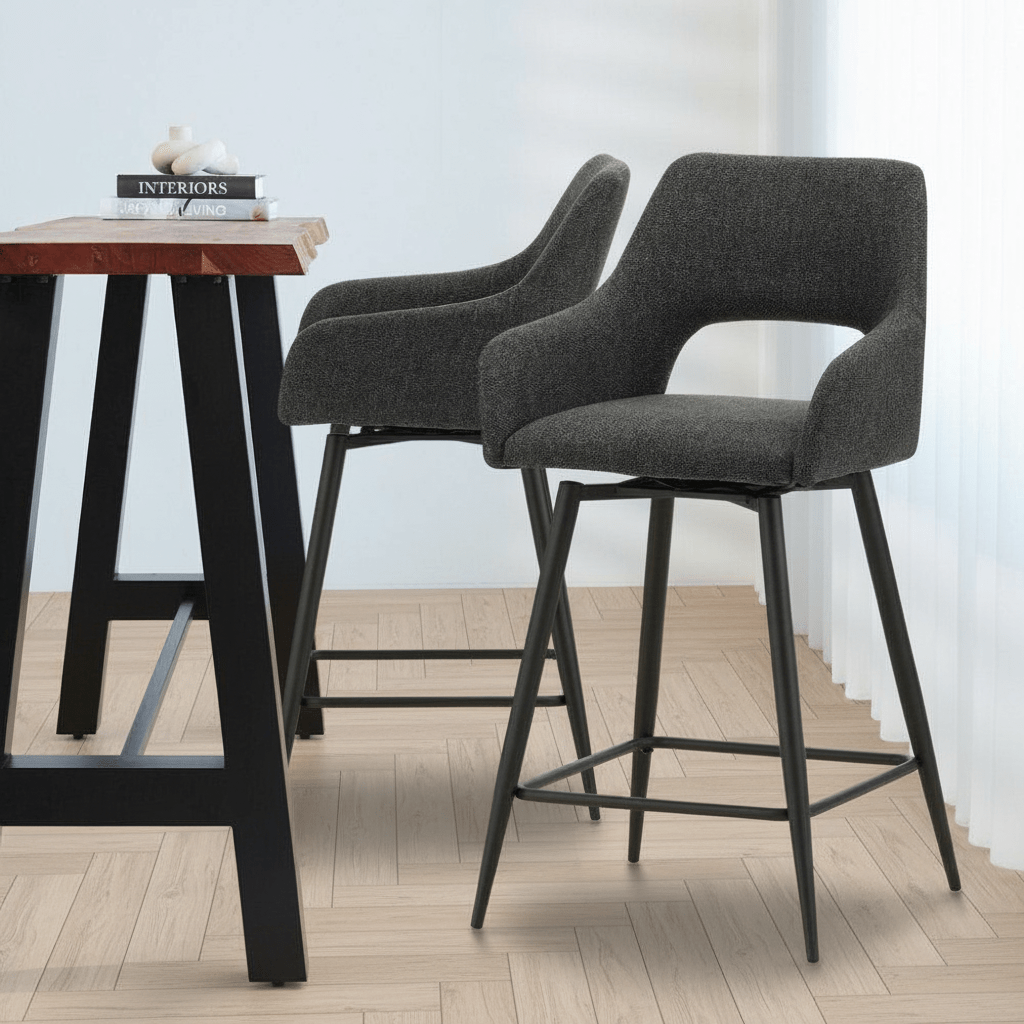 Draaibare Barkruk Zwart Stof Skye - Zithoogte 67 cm - Met Armleuningen sfeerfoto in modern interieur