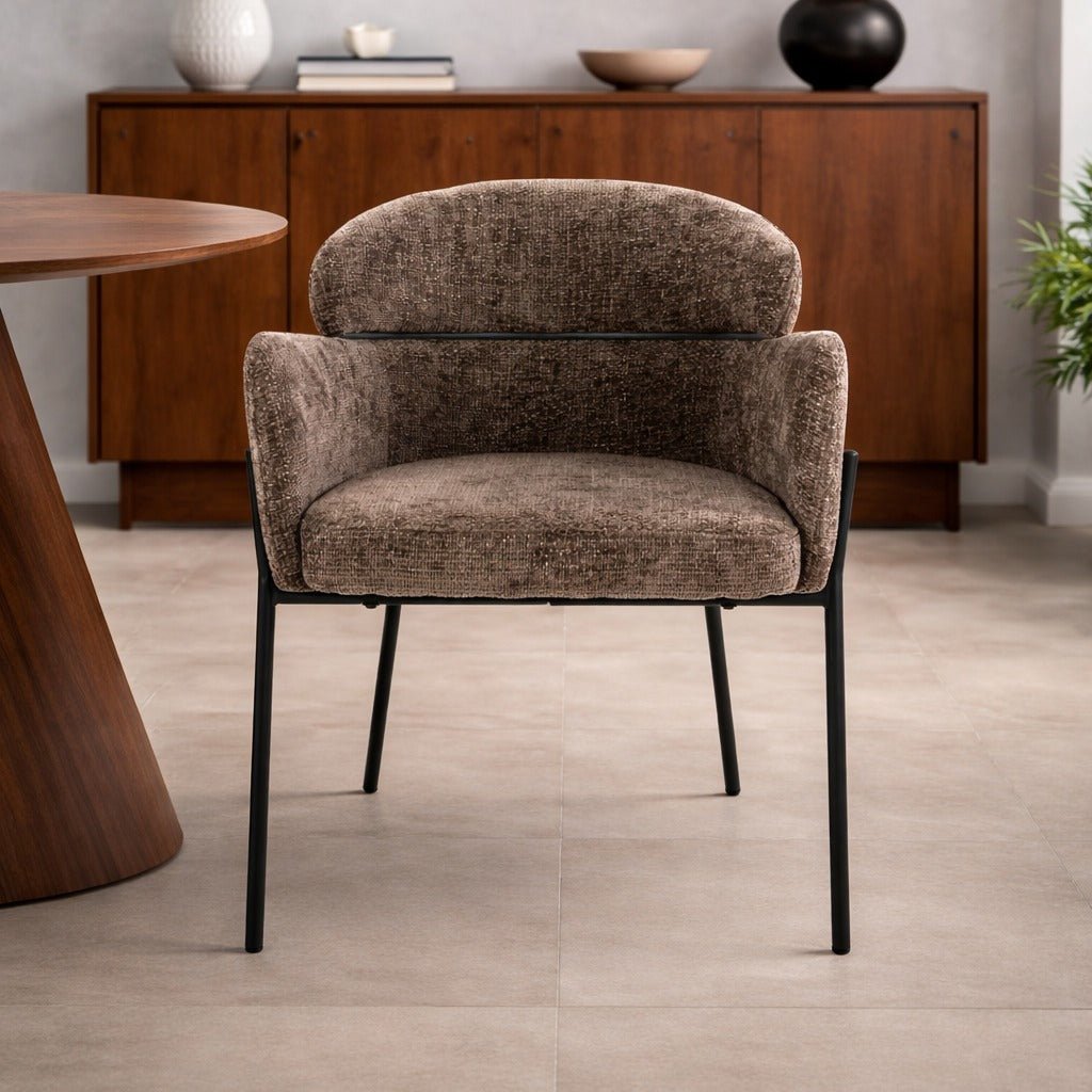 Esszimmerstuhl Lola Bouclé Stoff Taupe mit rundem Rücken und Armlehne 